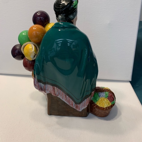 The Balloon Seller- ‎Royal Doulton - Picture 3 of 3